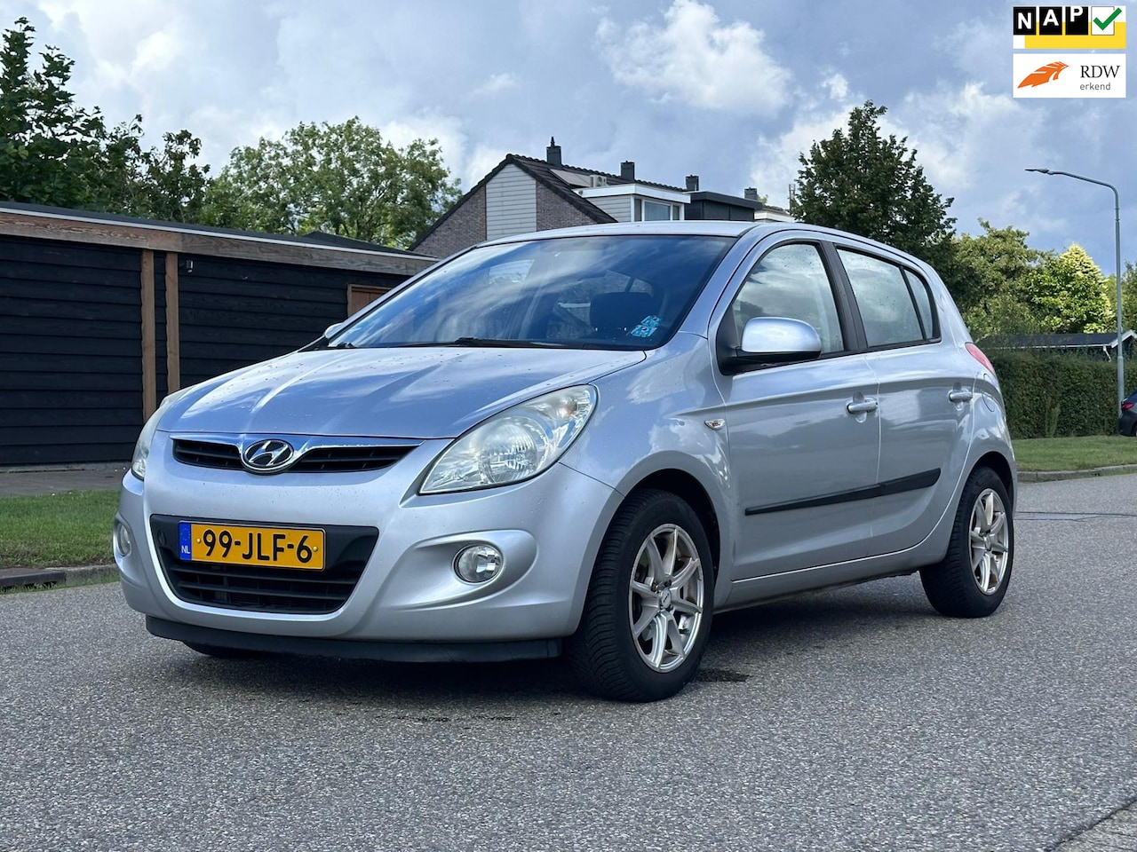 Hyundai i20 - 1.4i DynamicVersion 1e Eigenaar*5DR*Airco*Trekhaak*NAP*20-06-2026 APK*LM velgen* - AutoWereld.nl