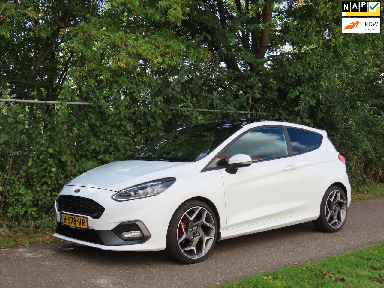Ford Fiesta - 1.5 EcoBoost ST-3 250PK *Dealeronderhoud! *PANO *Winterpakket *Keyless *Carplay - AutoWereld.nl