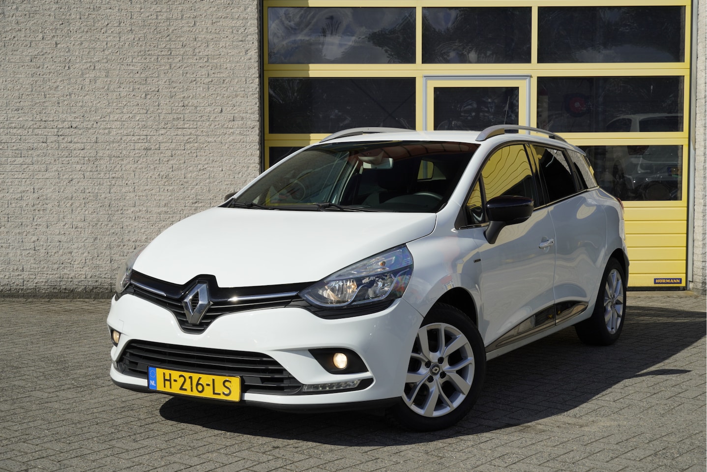Renault Clio Estate - 0.9 TCe Limited BJ2020 Lmv 16" | Led | Pdc | Navi | Keyless entry | Climate control | Crui - AutoWereld.nl