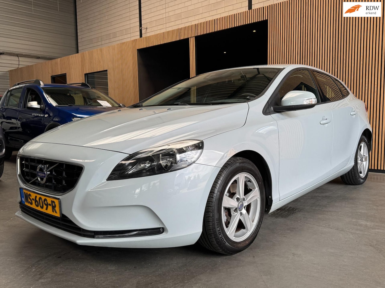 Volvo V40 - 2.0 D2 Nordic+ Airco|Cruise|Trekhaak APK - AutoWereld.nl