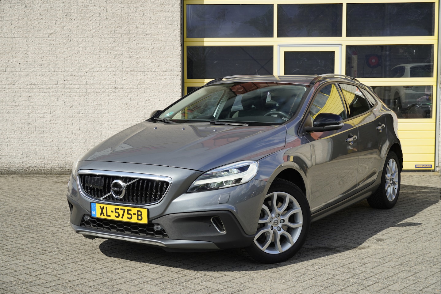 Volvo V40 Cross Country - 1.5 T3 153PK! Automaat Momentum BJ2018 Lmv 17" | Led V+A | Pdc | Navi | Keyless entry | Ac - AutoWereld.nl