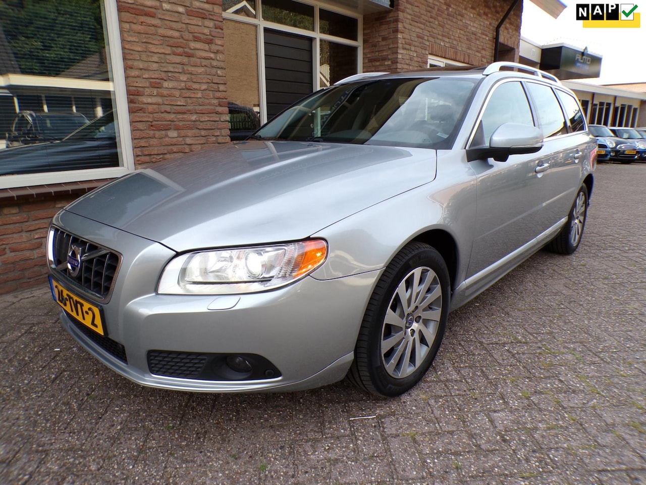 Volvo V70 - 1.6 T4 Limited Edition Automaat / Leder / Navi / Trekhaak Afneembaar - AutoWereld.nl