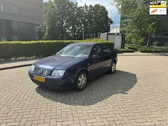 Volkswagen Bora - 1.6-16V Highline