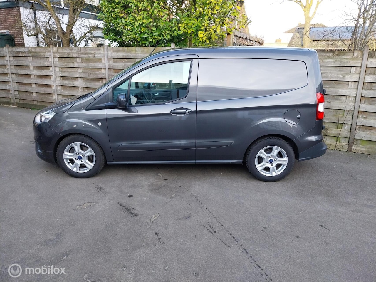 Ford Transit Courier - 1.5 TDCI Limited zeer compleet - AutoWereld.nl