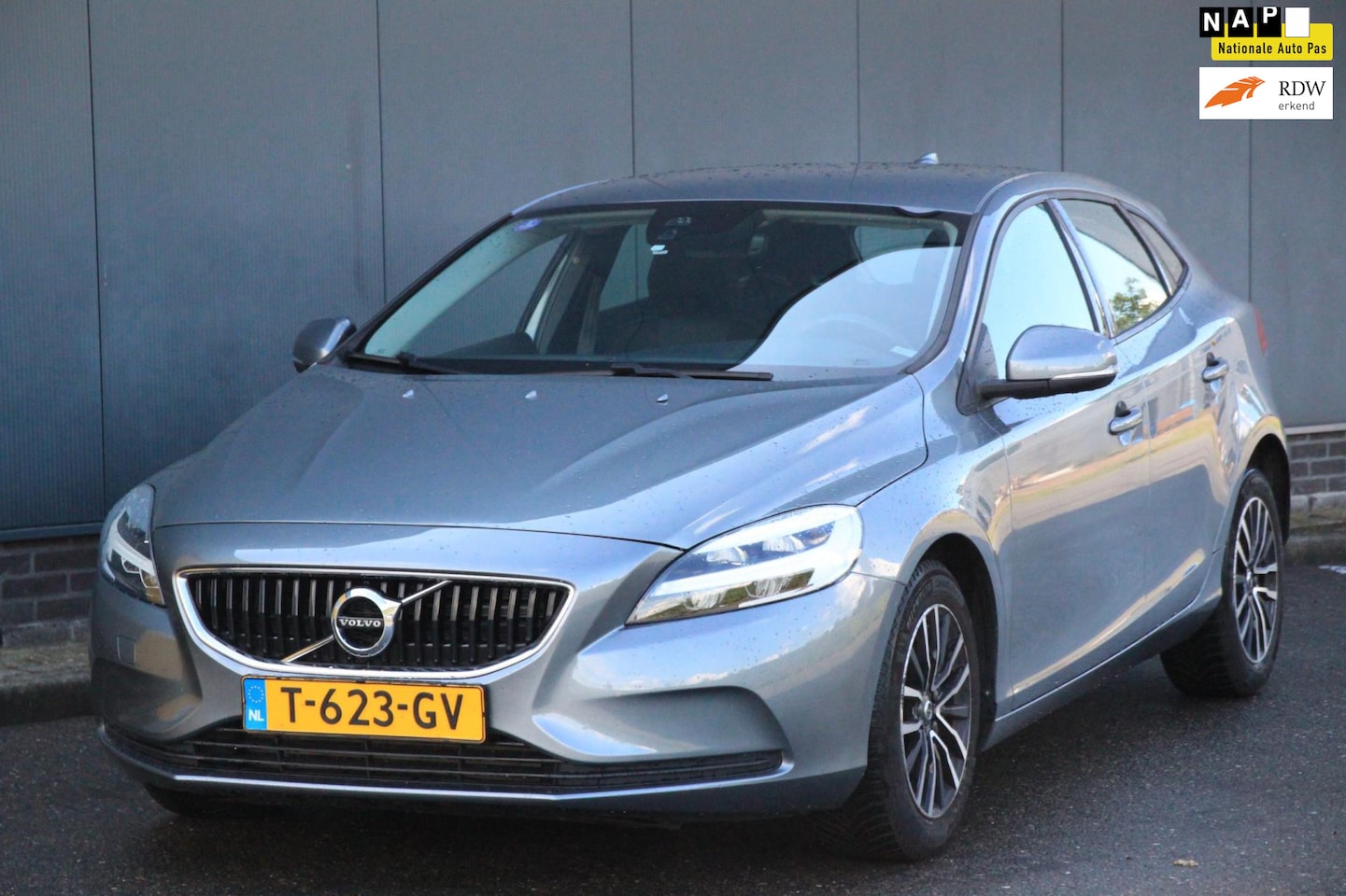 Volvo V40 - 2.0 T2 Momentum Navigatie/Parkeersensor/Led/83000km - AutoWereld.nl