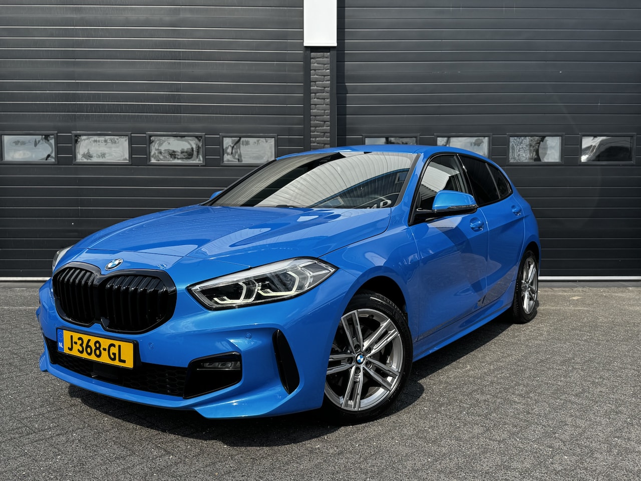 BMW 1-serie - 118i High Executive M-Sport Shadow Automaat | Navi | Cruise | Stoelverw. | PDC | €20.900,- - AutoWereld.nl