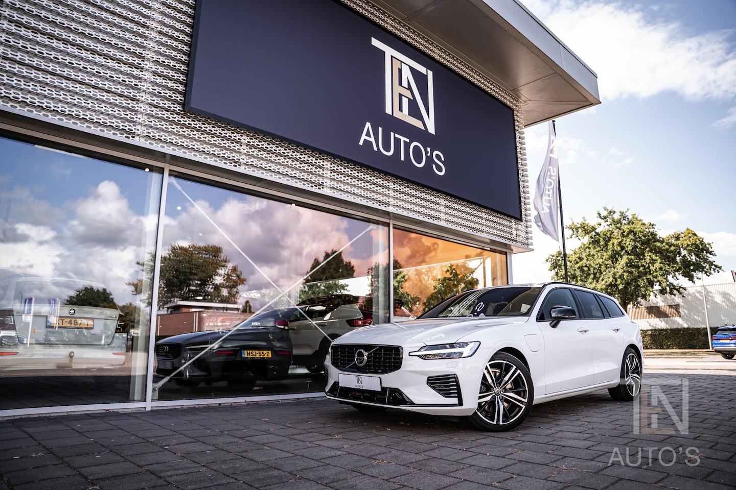 Volvo V60 - T8 Recharge AWD R-Design | Harman/Kardon | Keyless | Memory | Panodak | 19" | 360-camera - AutoWereld.nl