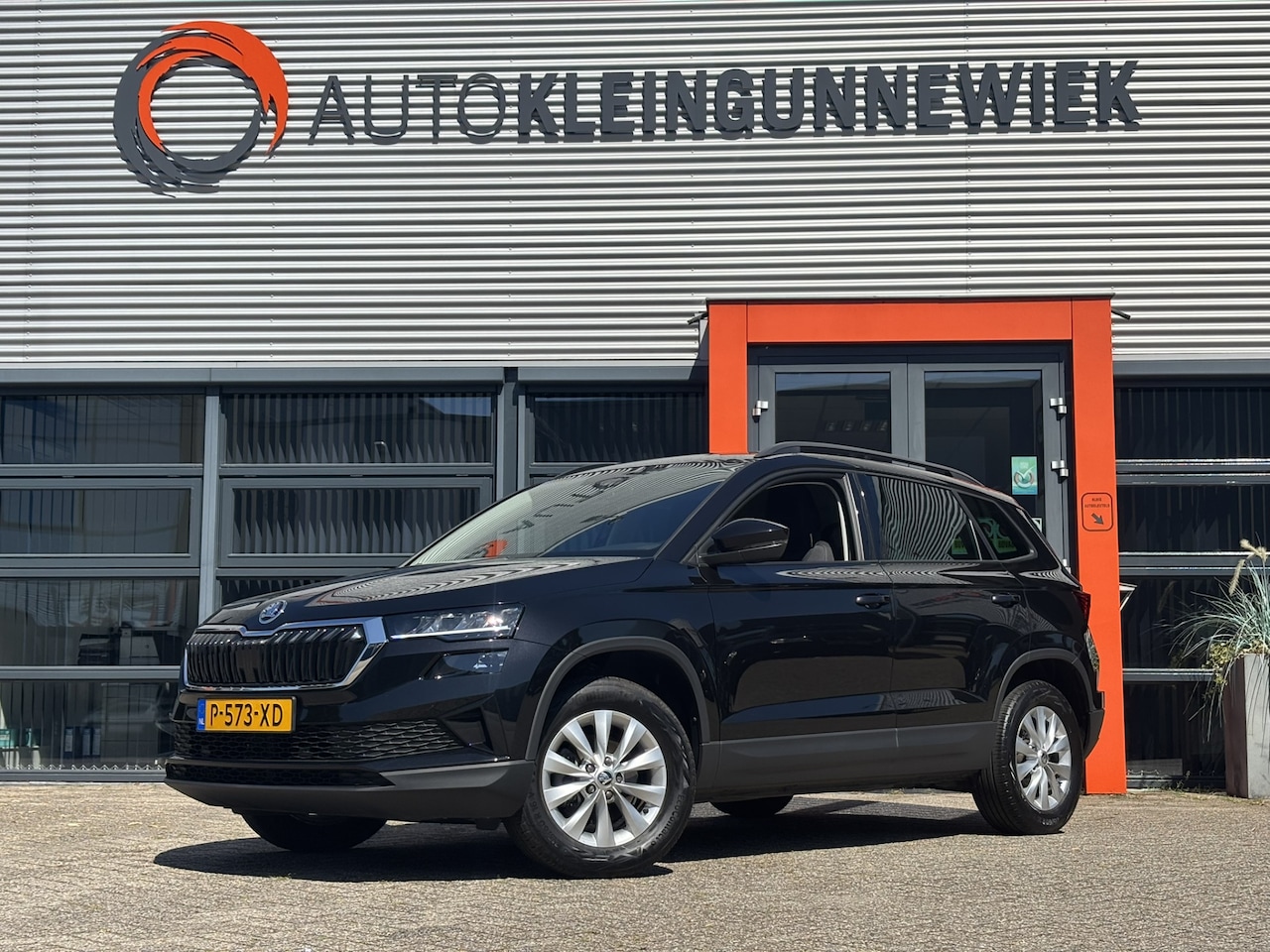 Skoda Karoq - 1.0 TSI Business Edition Apple/Android Carplay / Trekhaak wegklapbaar / Electr. achterklep - AutoWereld.nl