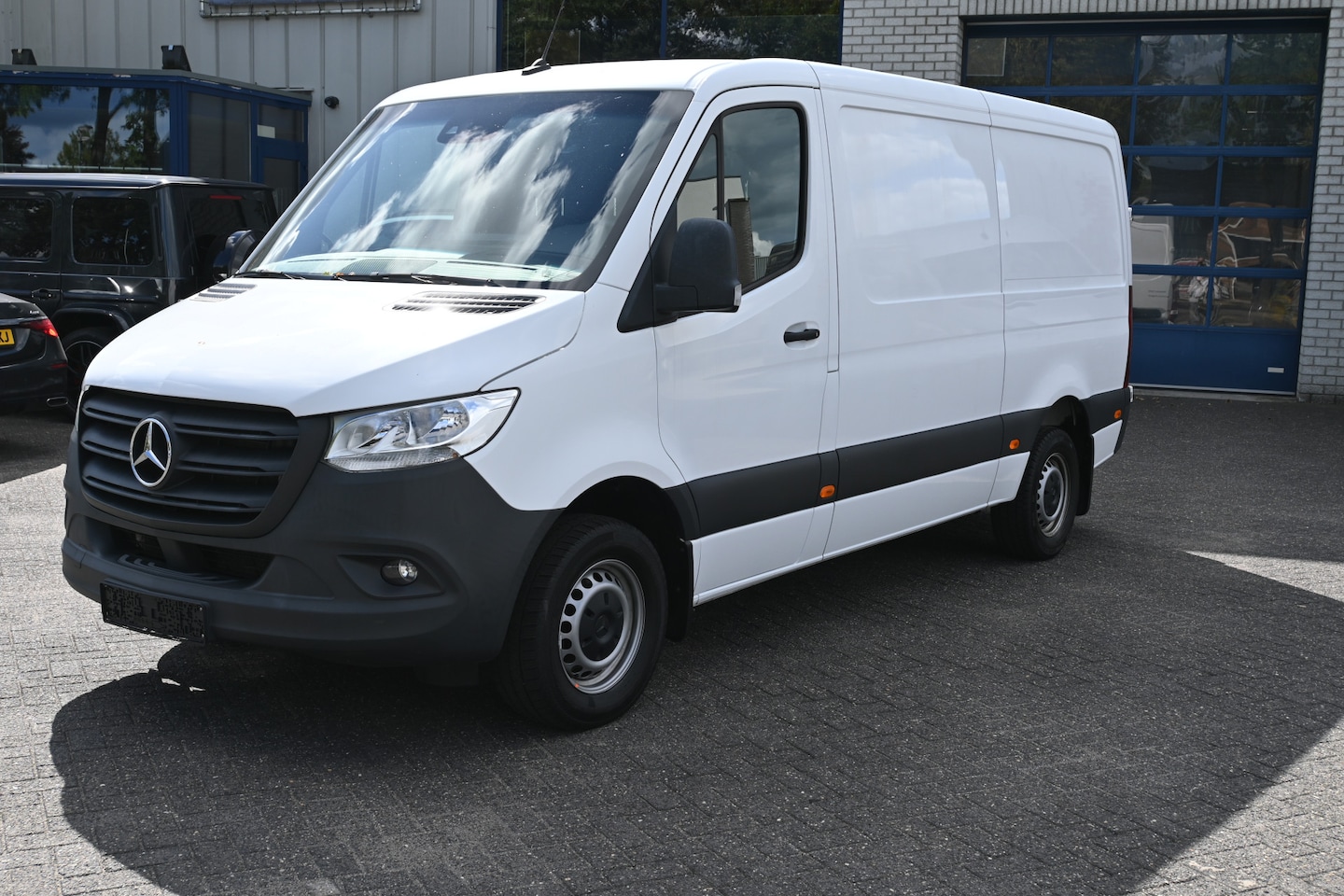 Mercedes-Benz Sprinter - 317 CDI L2H1 RWD MBUX met navigatie en camera, Geveerde stoel, Brake assyst, Etc. - AutoWereld.nl