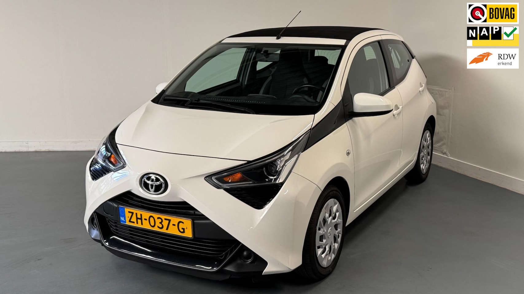 Toyota Aygo - 1.0 VVT-i X-Play Cabrio | NL-AUTO | DEALER OND. | NAVI CARPLAY | CAMERA | - AutoWereld.nl
