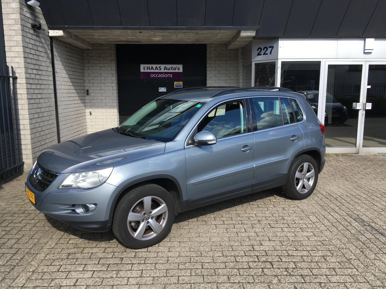 Volkswagen Tiguan - 2.0 TDI Track&Field 4Motion / CLIMA / 4 WD / TREKHAAK / ZOMER+WINTERSET / 1e EIGENAAR - AutoWereld.nl