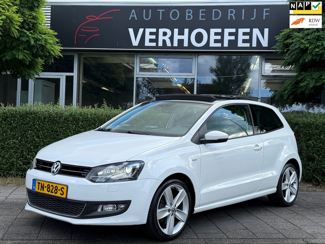 Volkswagen Polo - 1.2 TSI R-Line Edition - PANORAMADAK - XENON - CRUISE / CLIMATE CONTR - BT !! - AutoWereld.nl