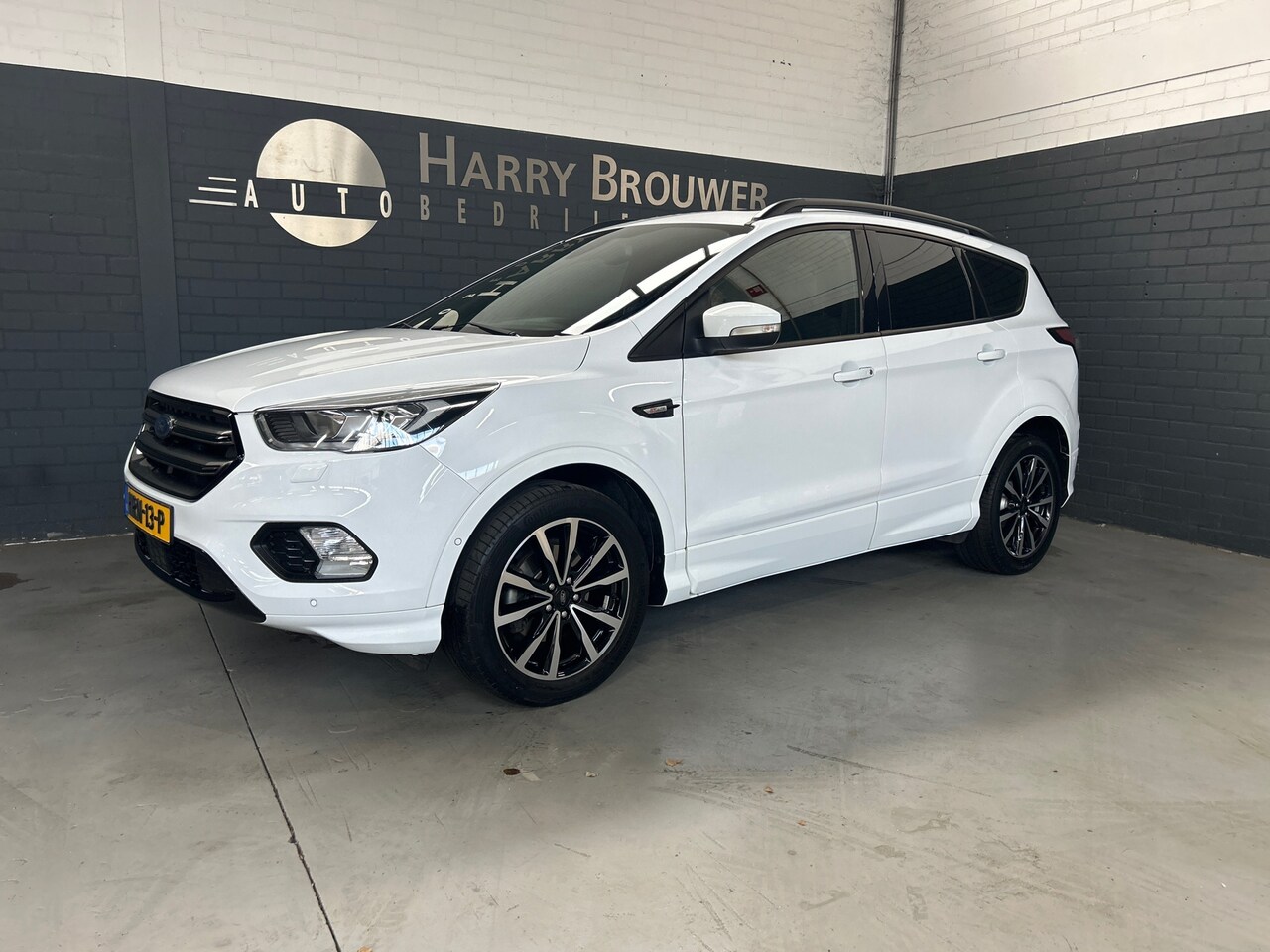 Ford Kuga - 1.5 EcoBoost Vignale 1.5 EcoBoost Vignale, pano,trekhaak,keyless,stuurverw,stoelverw. - AutoWereld.nl