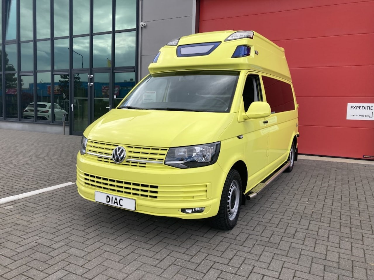 Volkswagen T6 - Ambulance - AutoWereld.nl