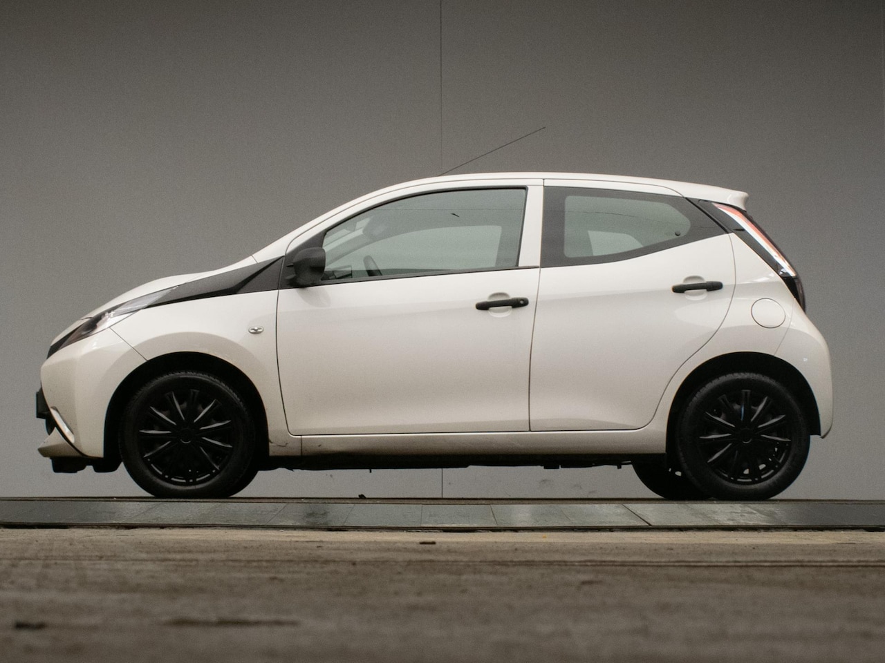Toyota Aygo - 1.0 VVT-i x-fun Sport (AIRCO,BLUETOOTH,CRUISE,LED,SPORTSTOELEN,NIEUWE APK,NETTE STAAT) - AutoWereld.nl