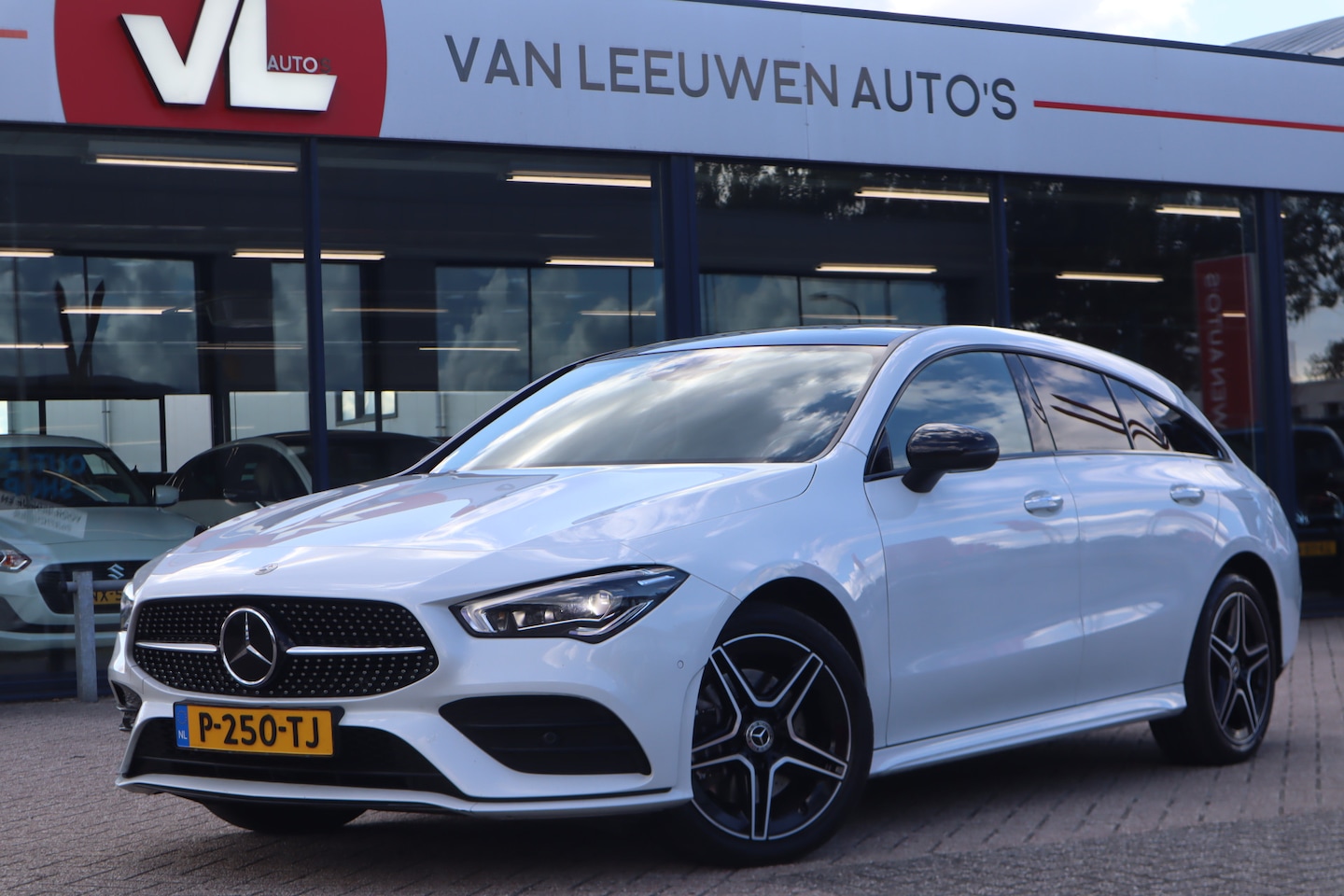 Mercedes-Benz CLA-klasse Shooting Brake - 250 e Business Solution AMG Limited | Pano | Widescreen | Trekhaak | Sfeerverlichting - AutoWereld.nl