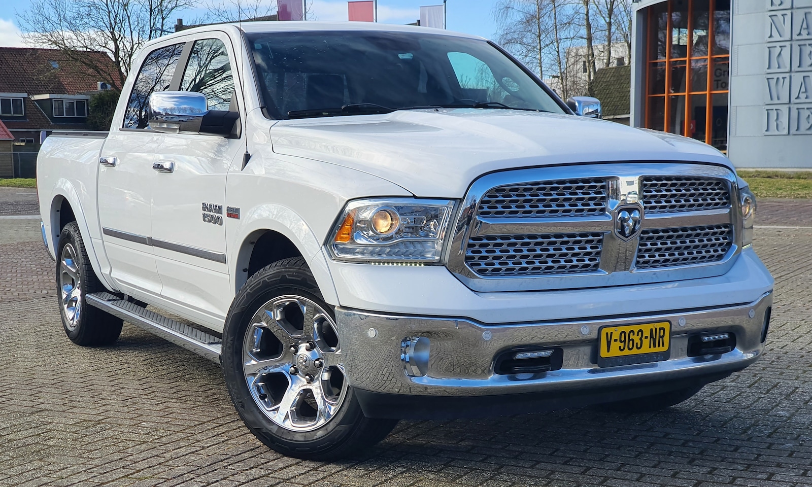 Dodge Ram 1500 - 5.7 V8 4x4 Crew Cab 5'7 Laramie Dodge Ram 1500 LARAMIE EDITION | LUCHTVERING | 1E EIGENAAR | 3500KG | CAMERA | LPG | 5.7 V - AutoWereld.nl