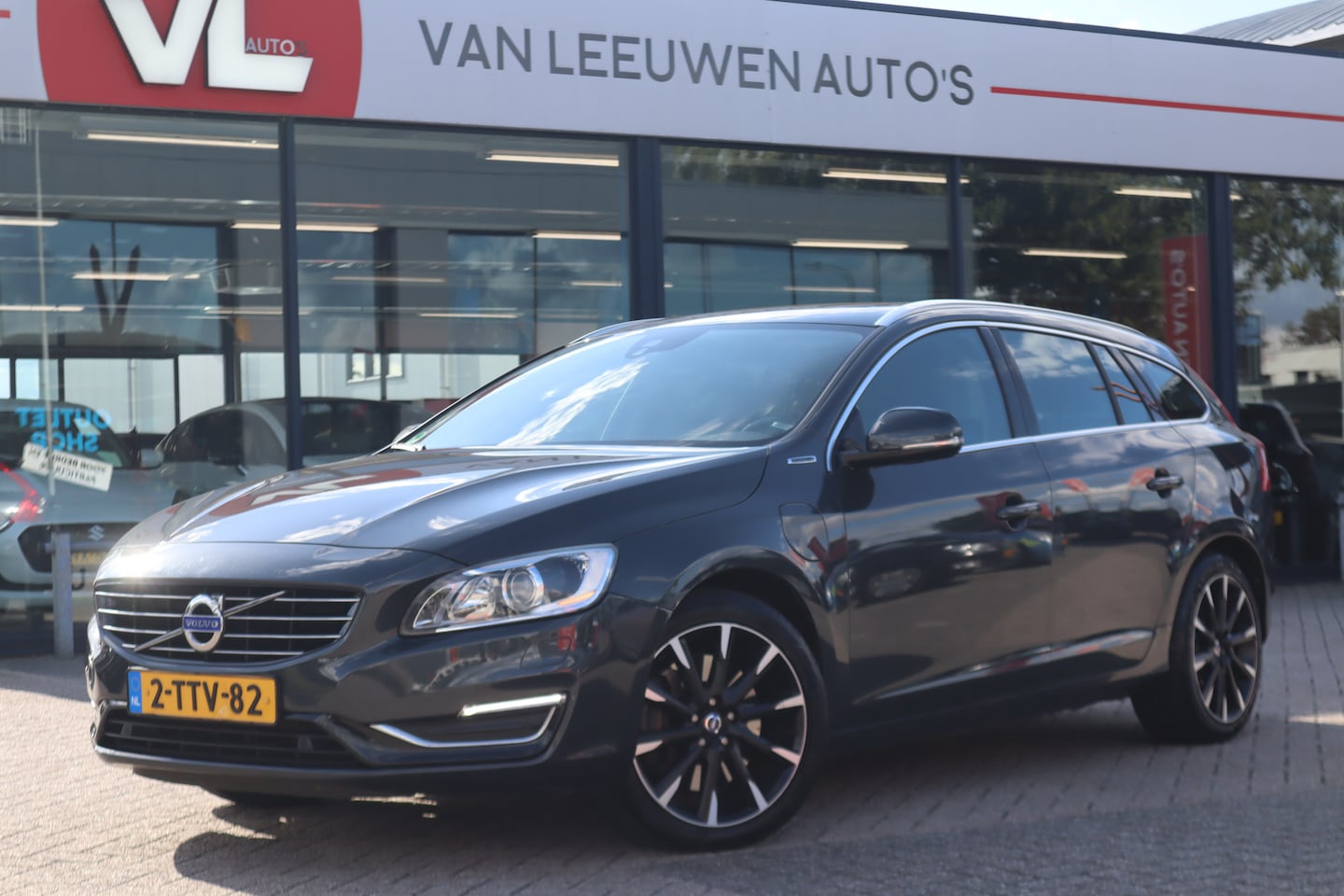 Volvo V60 - 2.4 D6 AWD Plug-In Hybrid Summum | Stoelverwarming | Navi | Trekhaak - AutoWereld.nl