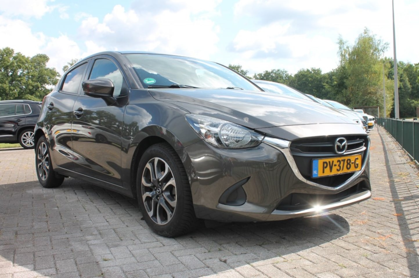 Mazda 2 - 1.5 SKYACTIVG SKL+ **NL-Auto** navigatie / allseason banden / Afn. Trekhaak - AutoWereld.nl