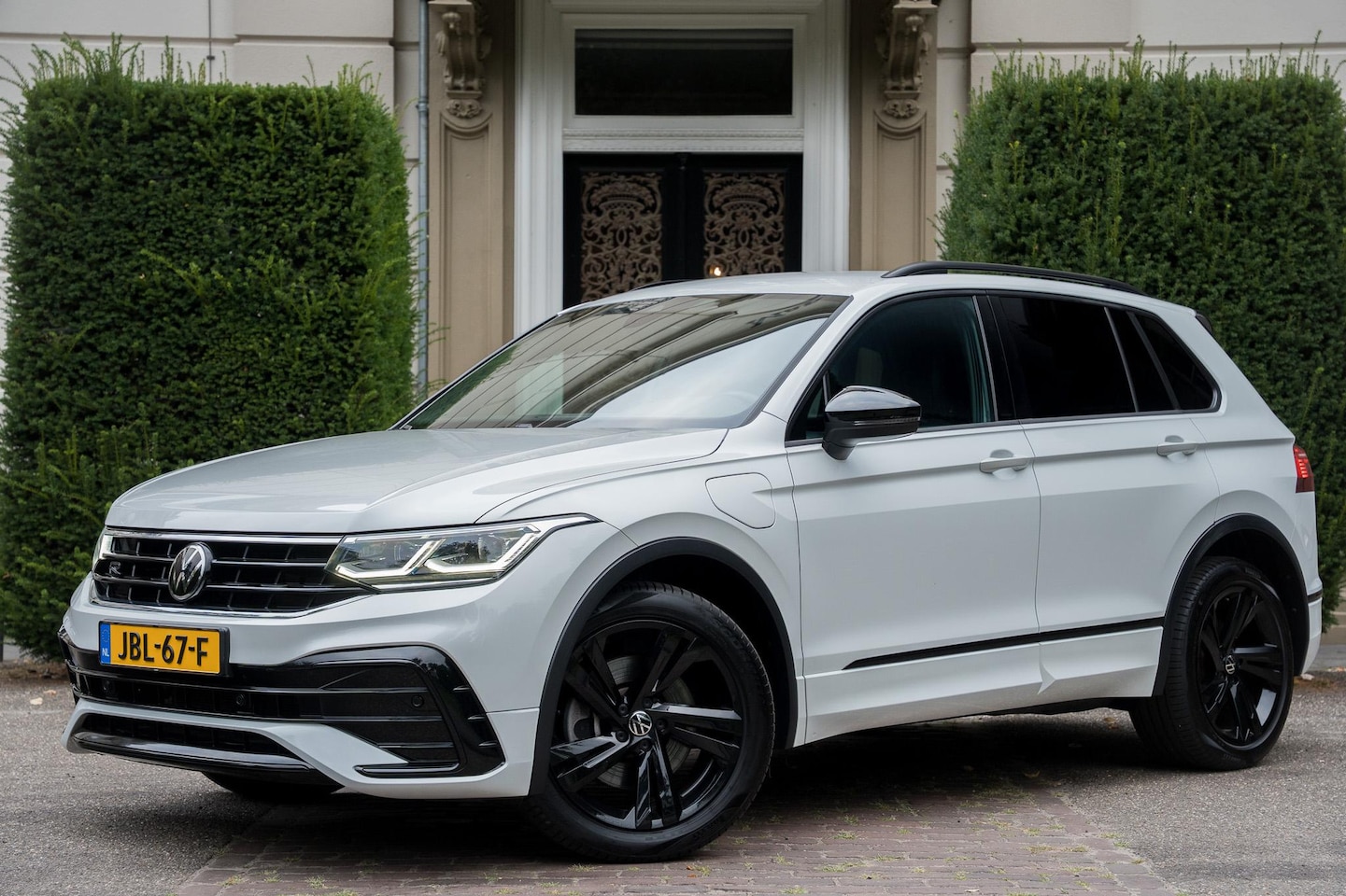 Volkswagen Tiguan - 1.4 TSI eHybrid R-Line Business+ TREKHAAK | CAMERA | WINTER PACK | 1E EIGN - AutoWereld.nl