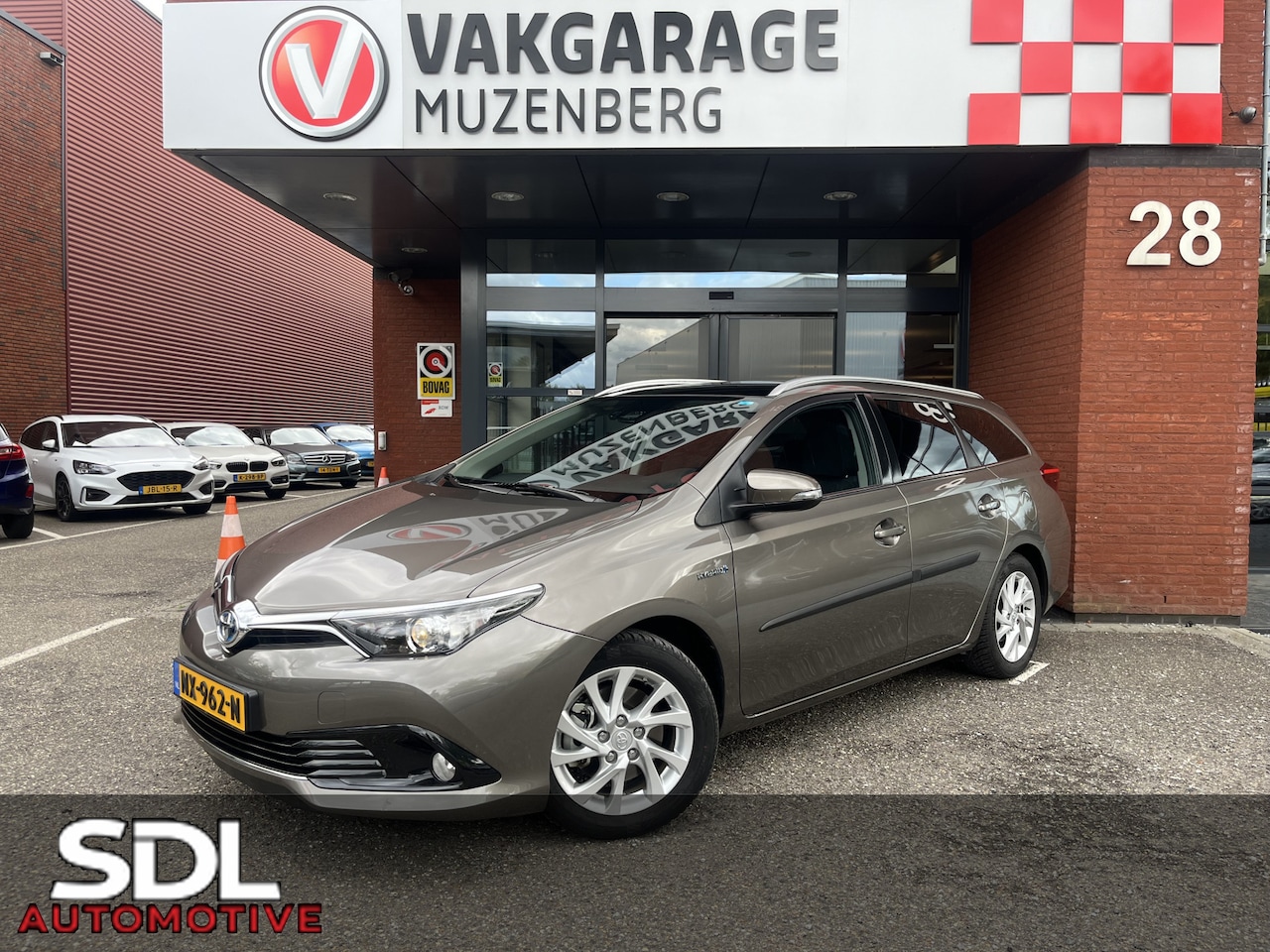 Toyota Auris Touring Sports - 1.8 Hybrid Dynamic // PANORAMADAK // KEYLESS // NAVI // CAMERA // CRUISE // CLIMA // LED / - AutoWereld.nl