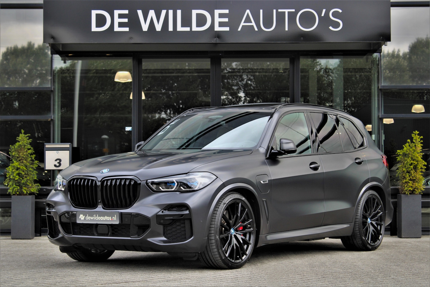 BMW X5 - xDrive45e M-sport 394pk FrozenGrey Bowers&Wilkins SkyLounge 4-wielsturing Massage Stoelven - AutoWereld.nl