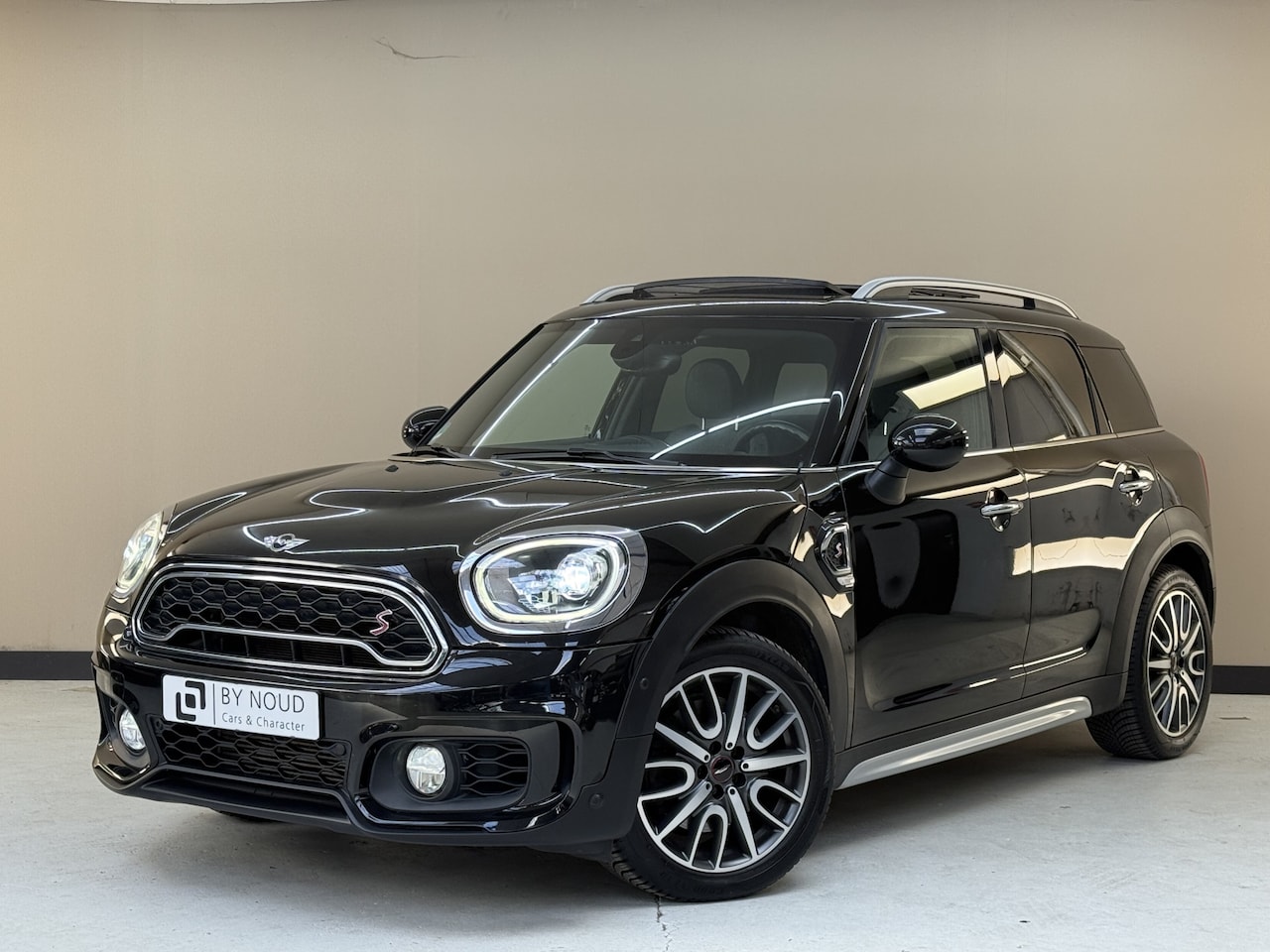 MINI Countryman - 2.0 Cooper S Mini 2.0 Cooper S, 192Pk, 2017, Panoramadak, Sportstoelen, Stoelverwarming, Cruise control - AutoWereld.nl