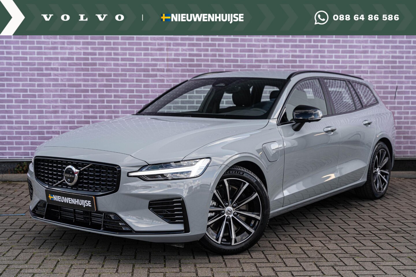 Volvo V60 - 2.0 T6 Plug-in hybrid AWD Plus Dark | Harman Kardon Audio | Trekhaak | Stoel- / Stuurverwa - AutoWereld.nl