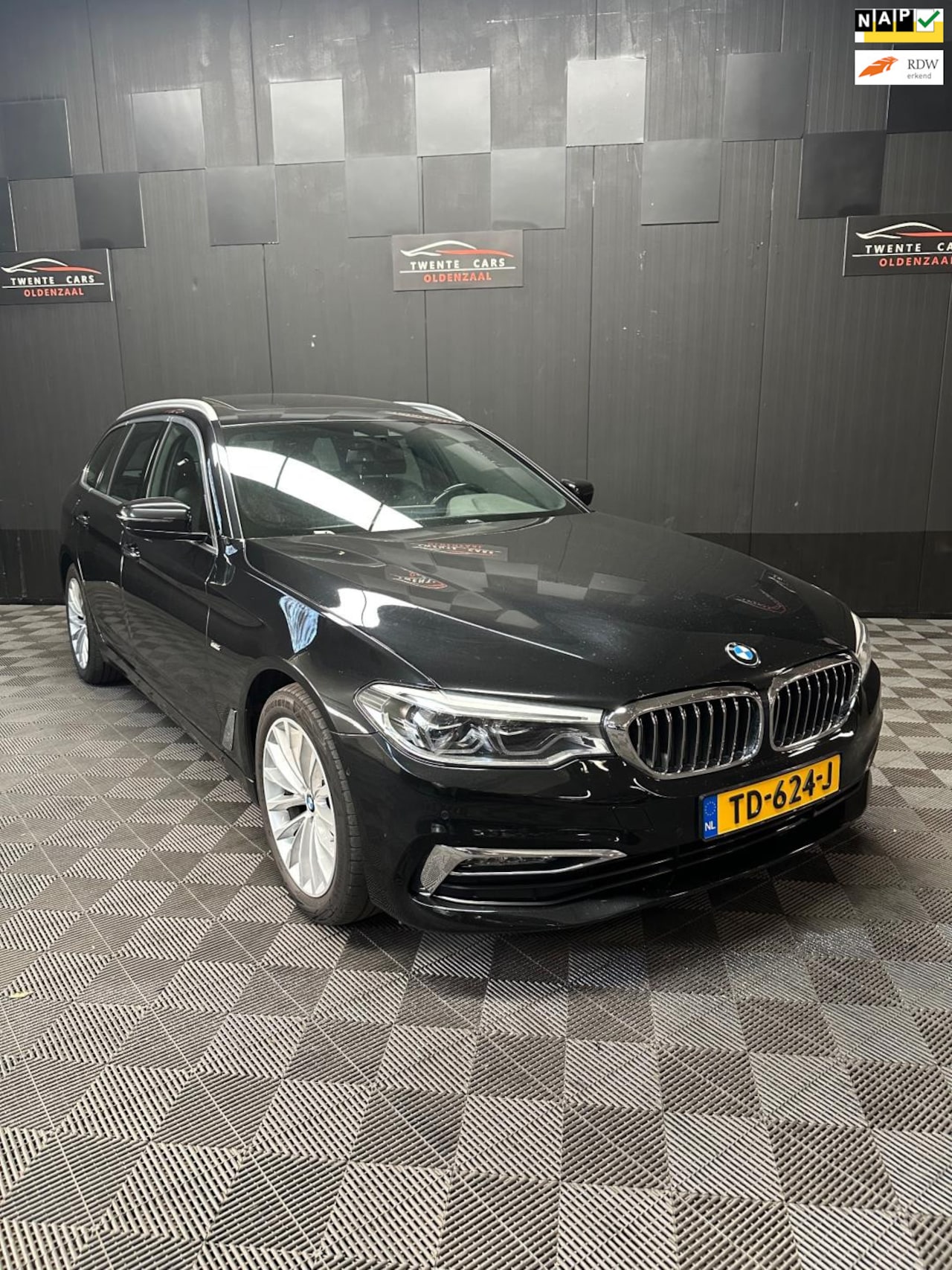 BMW 5-serie Touring - 520i High Executive | Pano | Navi | Leder | Carplay | - AutoWereld.nl