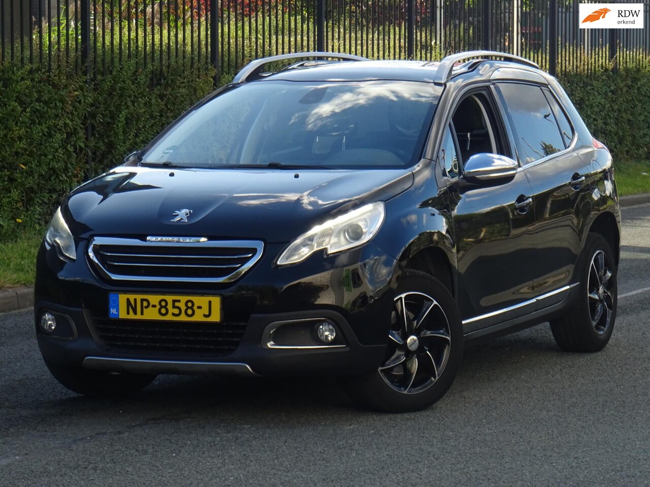 Peugeot 2008 - 1.2 PureTech PANORAMADAK/LEER/NAVI/PDC/LED/APK - AutoWereld.nl