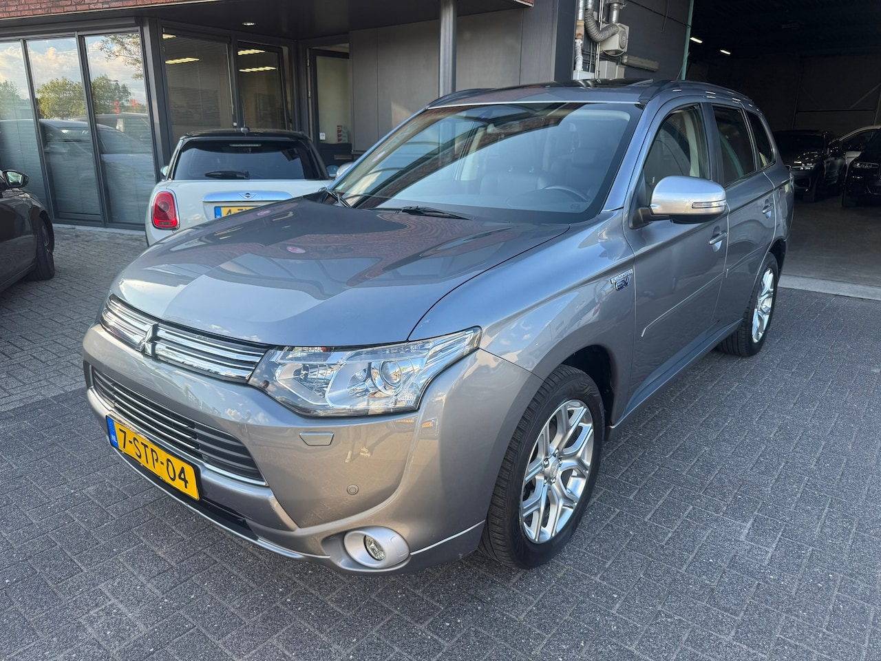 Mitsubishi Outlander - 2.0 PHEV Instyle SCHUIFDAK LEDER TREKHAAK CAMERA - AutoWereld.nl