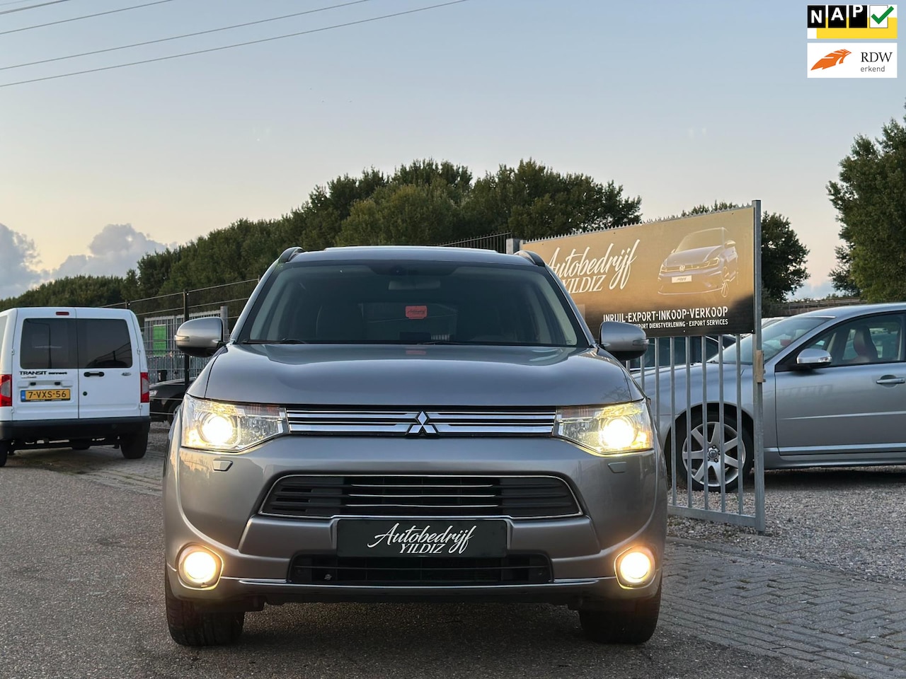 Mitsubishi Outlander - 2.0 PHEV Instyle 4WD NL Auto Leder/Xenon/Dakje - AutoWereld.nl