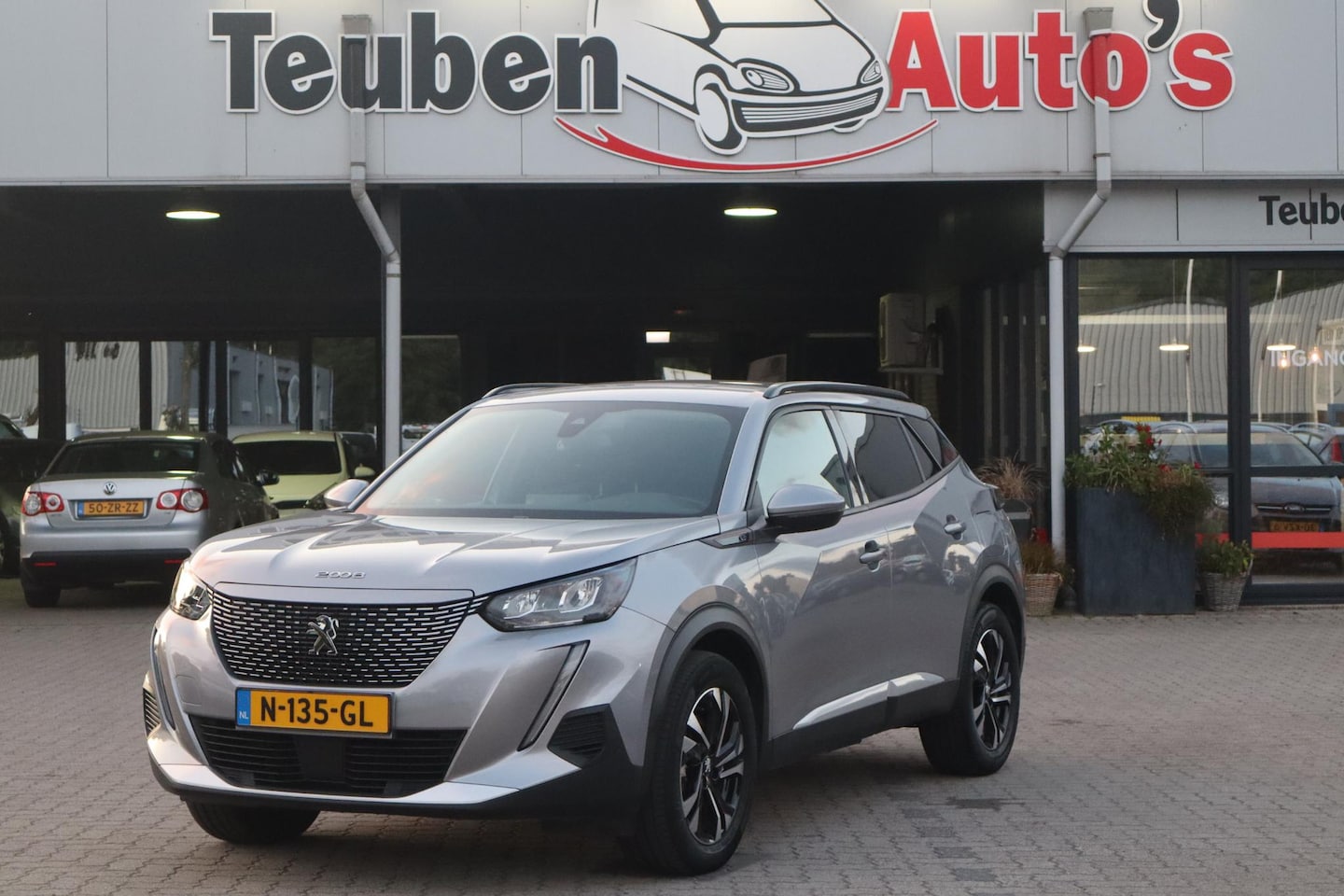 Peugeot e-2008 - EV Allure 50 kWh SOH 94%, Cruise control, Climate control, Achteruitrijcamera - AutoWereld.nl