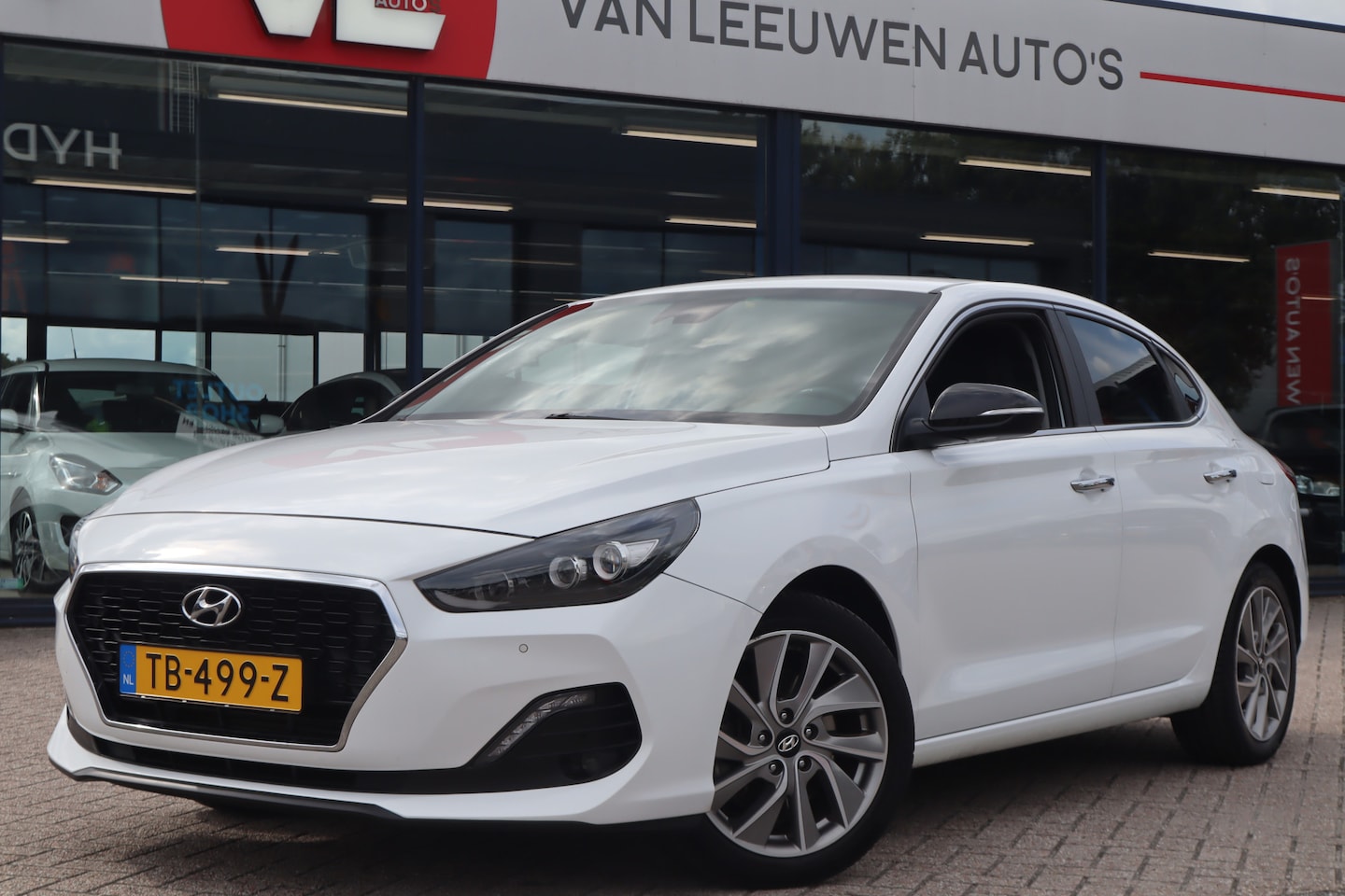 Hyundai i30 Fastback - 1.0 T-GDI Premium | Camera | Trekhaak | Half leder - AutoWereld.nl