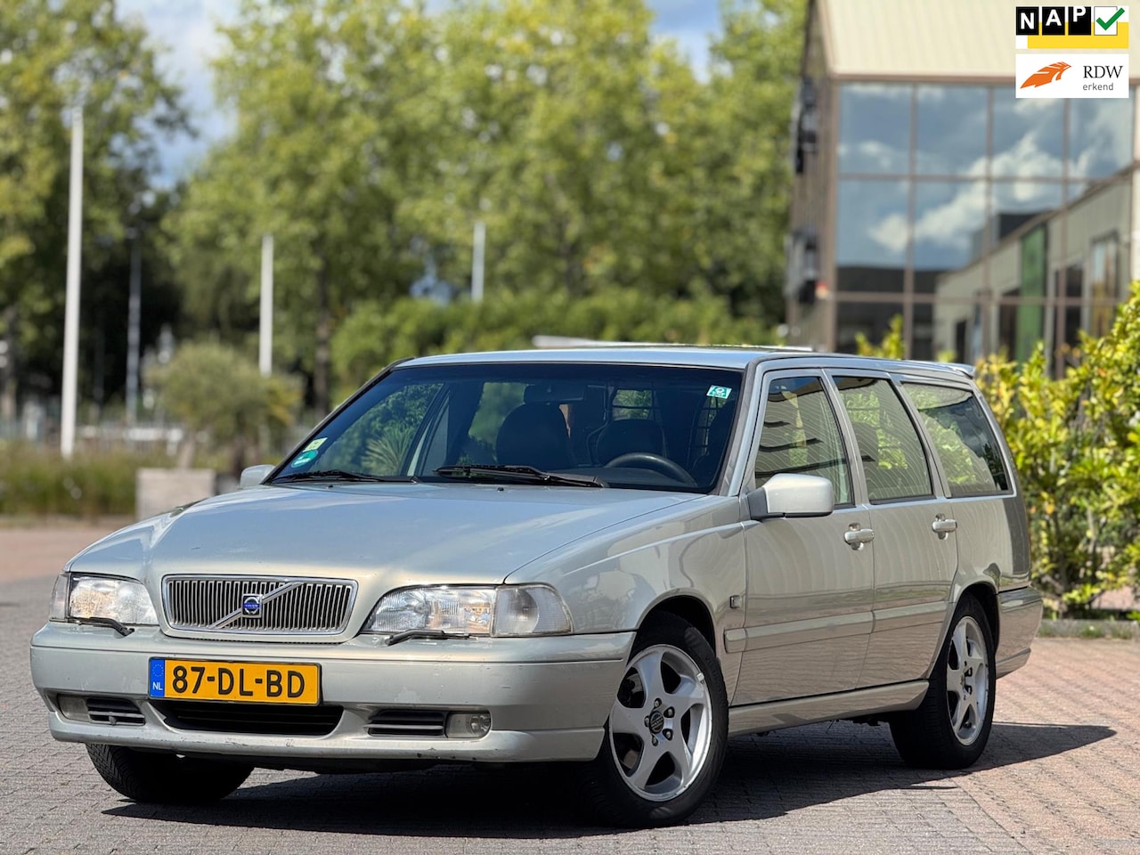 Volvo V70 - 2.4 T Comfort | Automaat | Leder stoelen | Trekhaak | Stoelverwarming | Cruise control | E - AutoWereld.nl