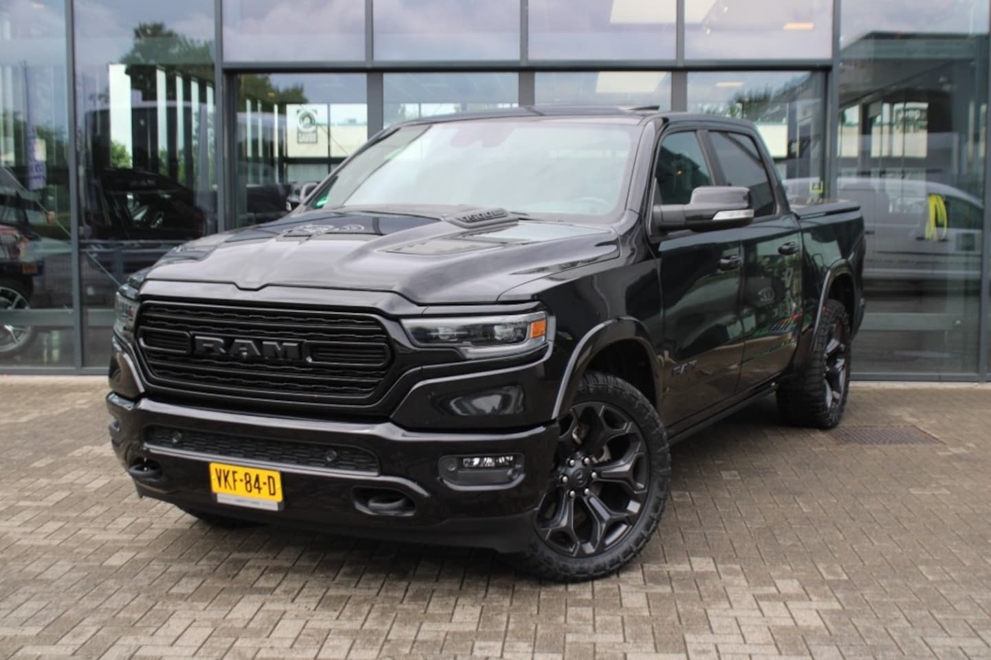 Dodge Ram 1500 - 1500 5.7i V8 HEMI LIMITED Night Edition LUCHTVERING / LPG - AutoWereld.nl
