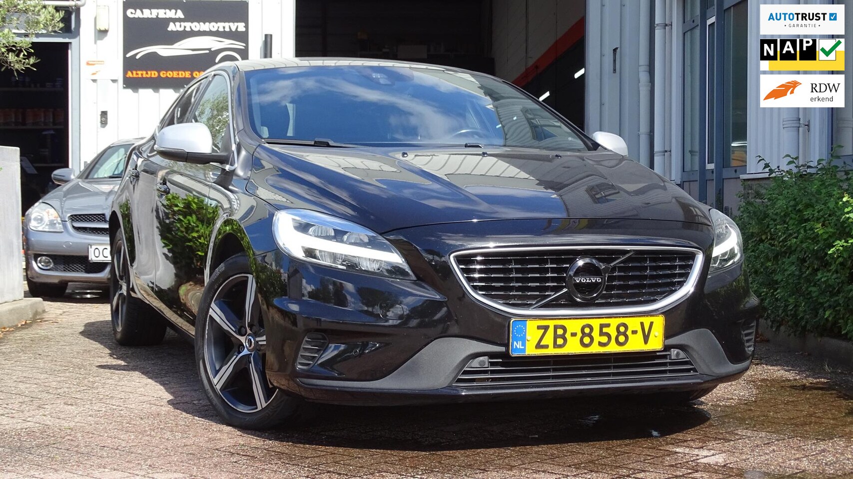 Volvo V40 - 1.5 T3 Polar+ Sport, BTW, Black on Black, Full Panodak, Full Option - AutoWereld.nl