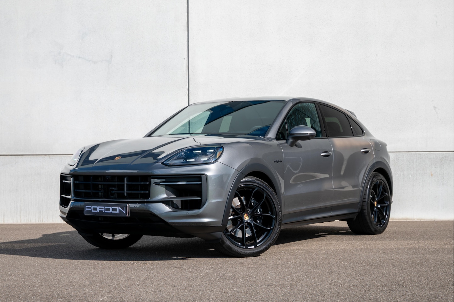 Porsche Cayenne Coupé - 3.0 E-Hybrid / Sportpakket zwart lichtgewicht / 22"LM GT design velgen / Achterasbesturing - AutoWereld.nl