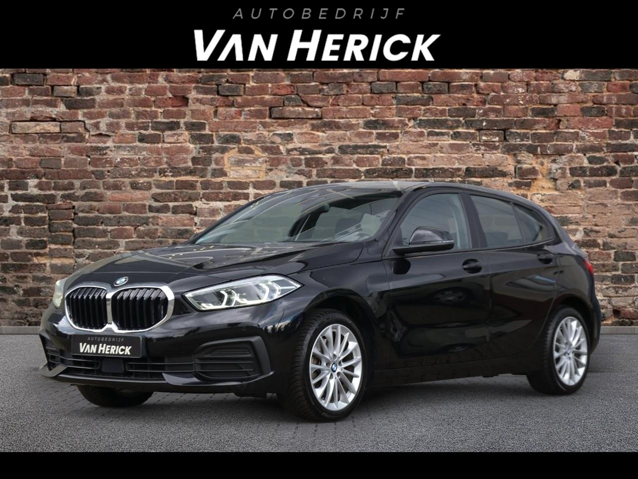BMW 1-serie - 118i Advantage Automaat | Live Cockpit | Stoelverwarming | LED koplampen - AutoWereld.nl