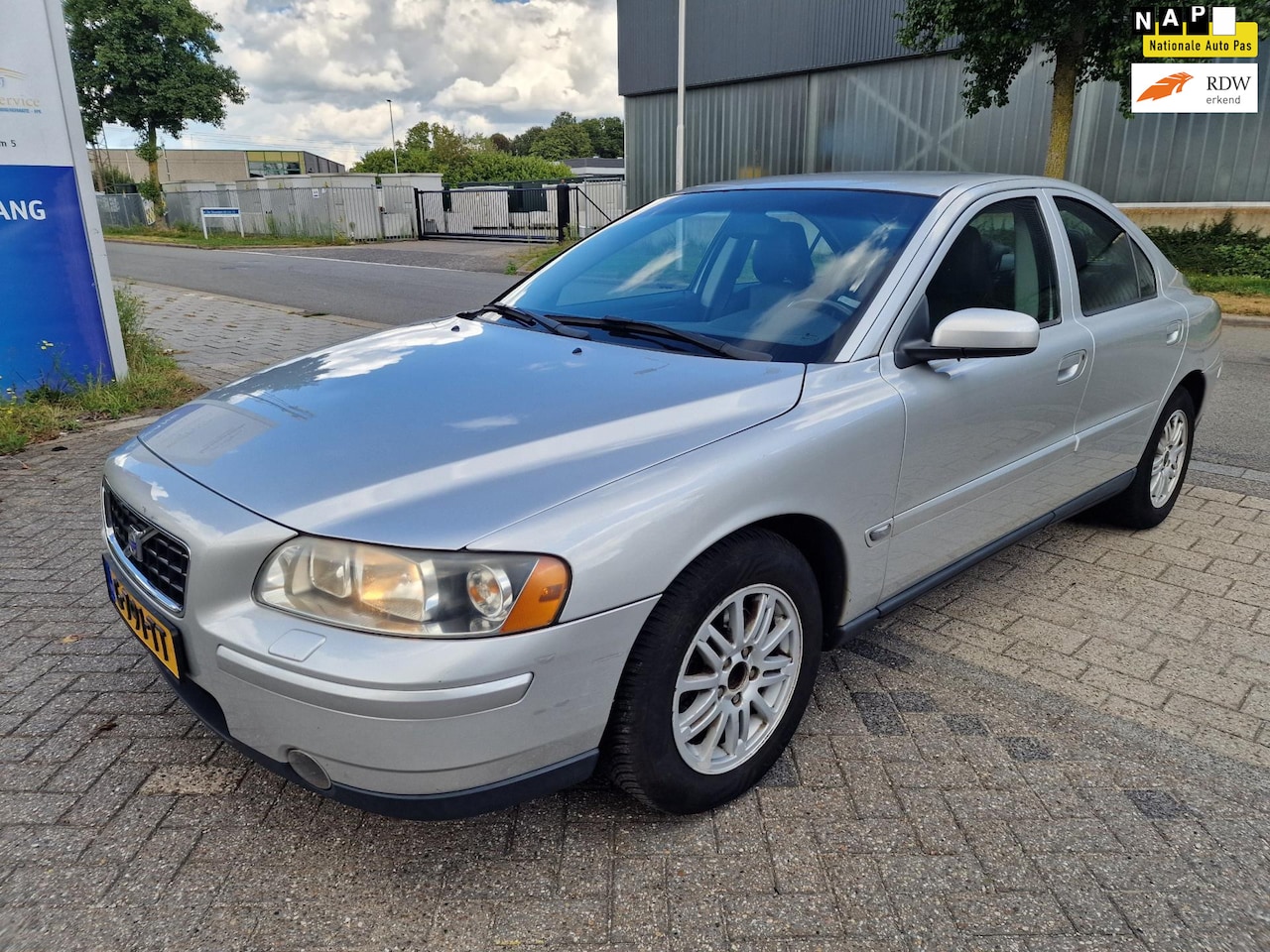 Volvo S60 - 2.4 Sports Edition 2.4 Sports Edition, Apk, Nap, Zeer goed rijdend, Inruil mogelijk. - AutoWereld.nl
