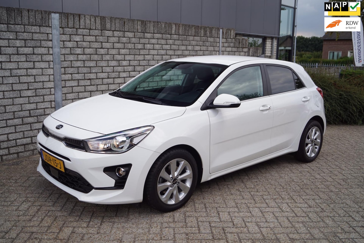 Kia Rio - 1.0 T-GDi MHEV DynamicPlusLine Autom Leder Sportst Stoel/Stuur Verw Navi Camera Apple Carp - AutoWereld.nl