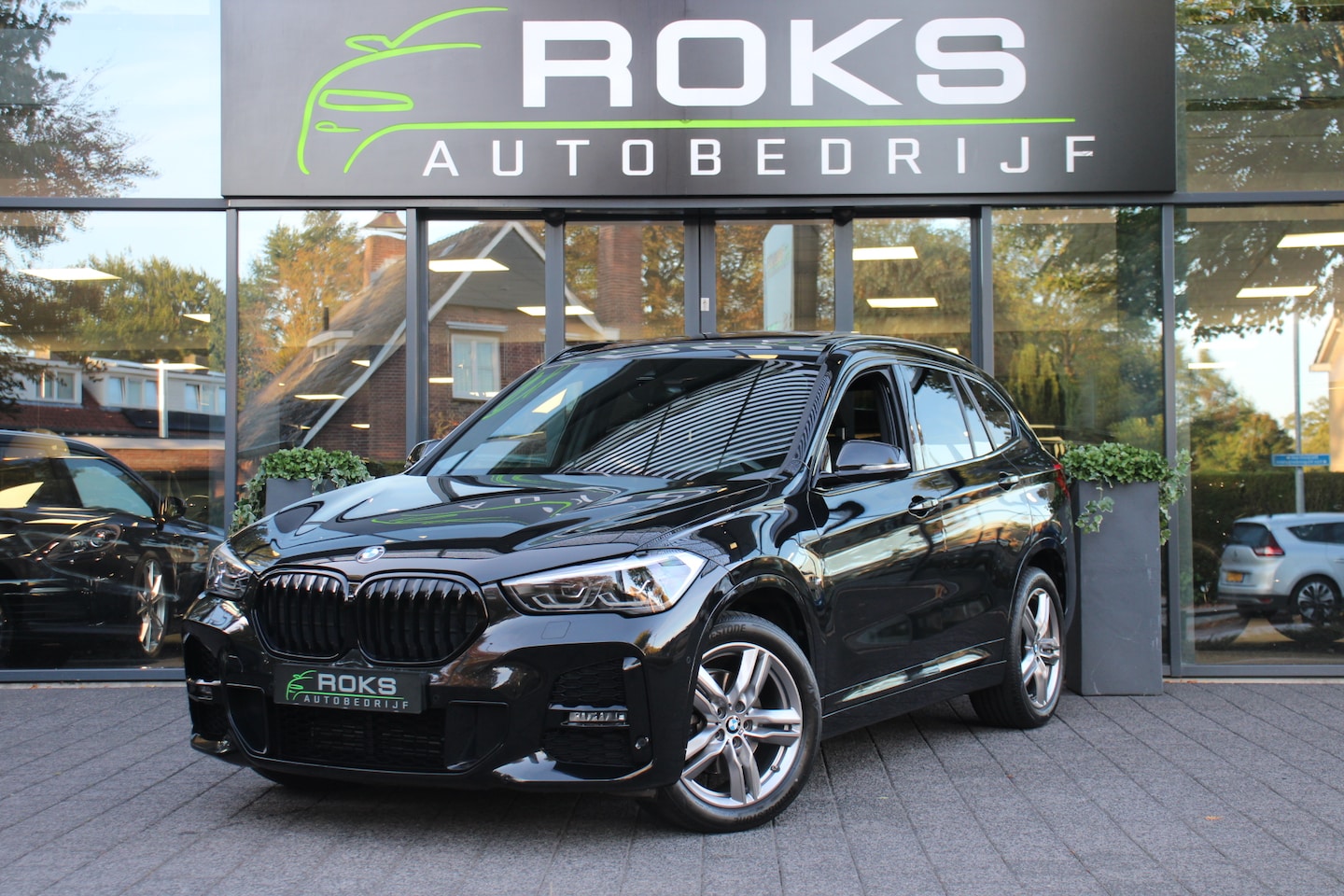 BMW X1 - sDrive18i High Executive M Sportpakket Shadowline/Navi/Camera/Sfeerverlichting/Panoramadak - AutoWereld.nl