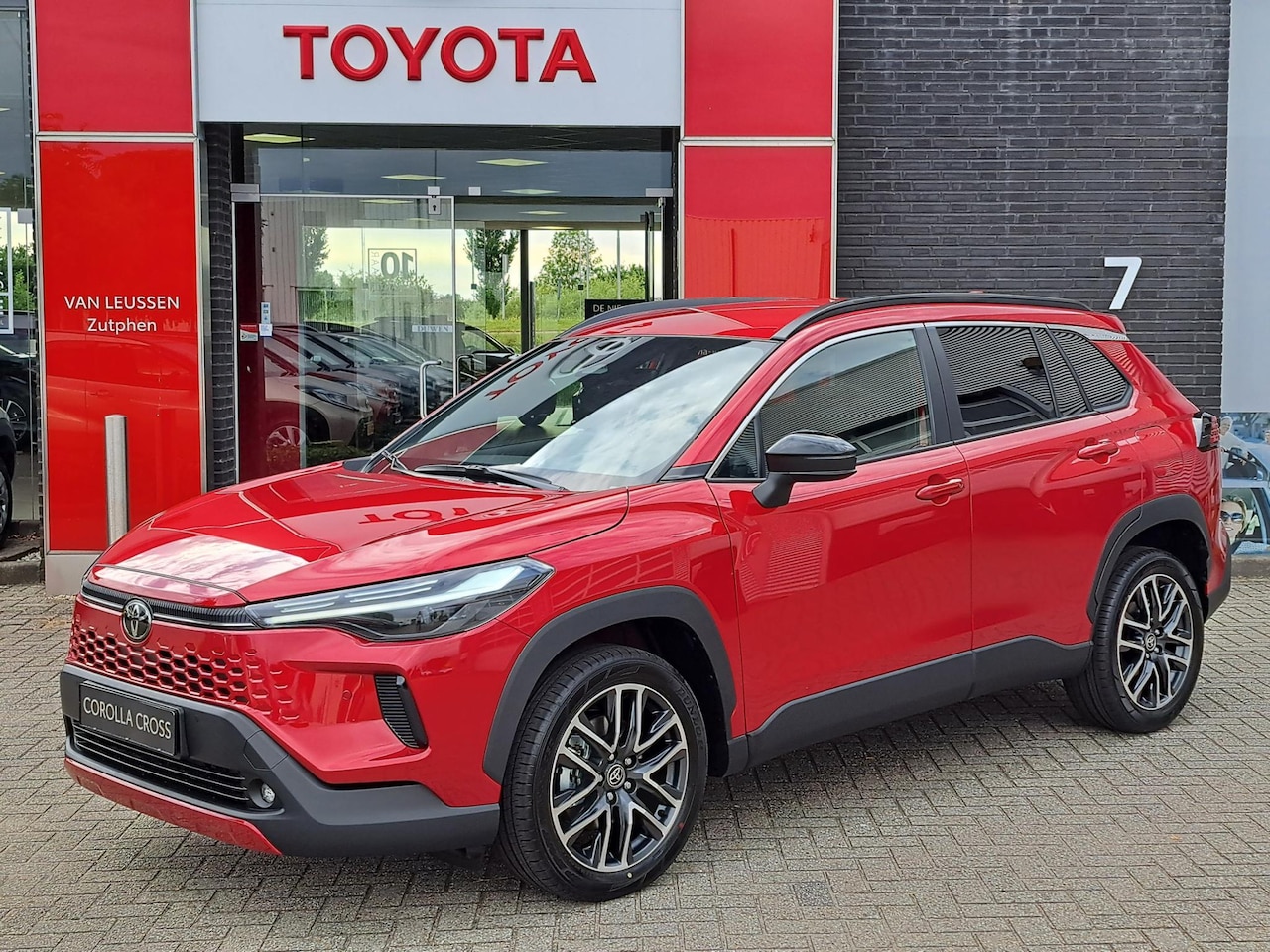 Toyota Corolla Cross - Hybrid 140 Dynamic LED VERLICHTING RONDOM BLIND SPOT PDC MET REMFUNCTIE ELEK ACHTERKLEP - AutoWereld.nl