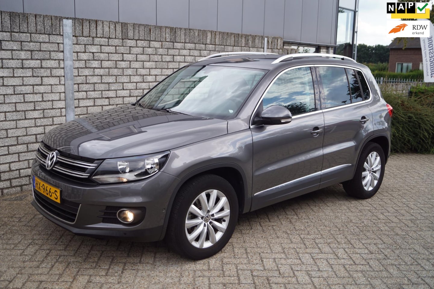 Volkswagen Tiguan - 1.4 TSI Sport&Style Navi Camera Alcantara Sportst Clima Cruise Inparkeer Systeem 2x PDC LM - AutoWereld.nl