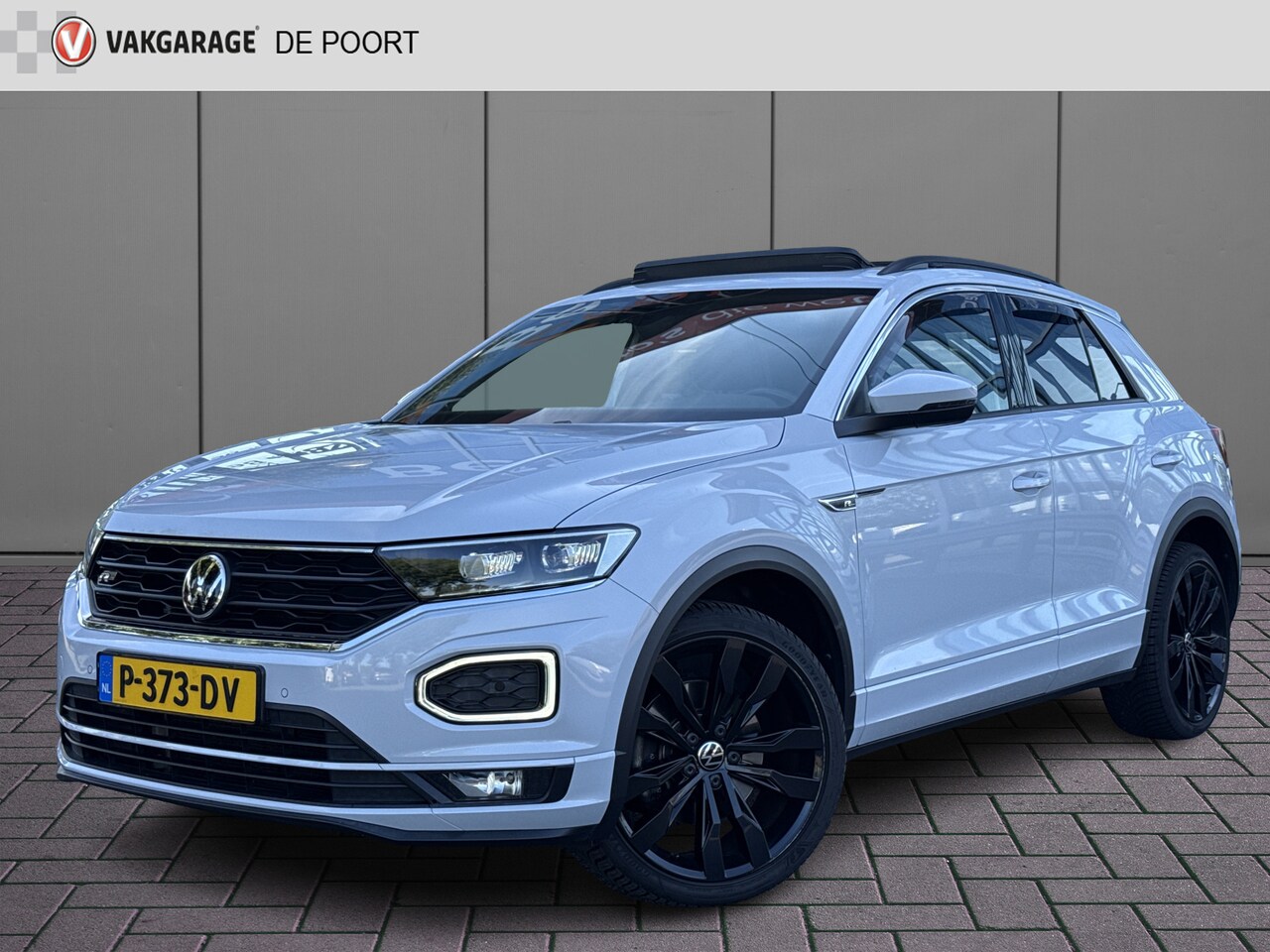 Volkswagen T-Roc - 1.5 TSI Sport Business R-line | Adapt. Cruisec. | Panorama | Trekhaak | Stoeverw. - AutoWereld.nl