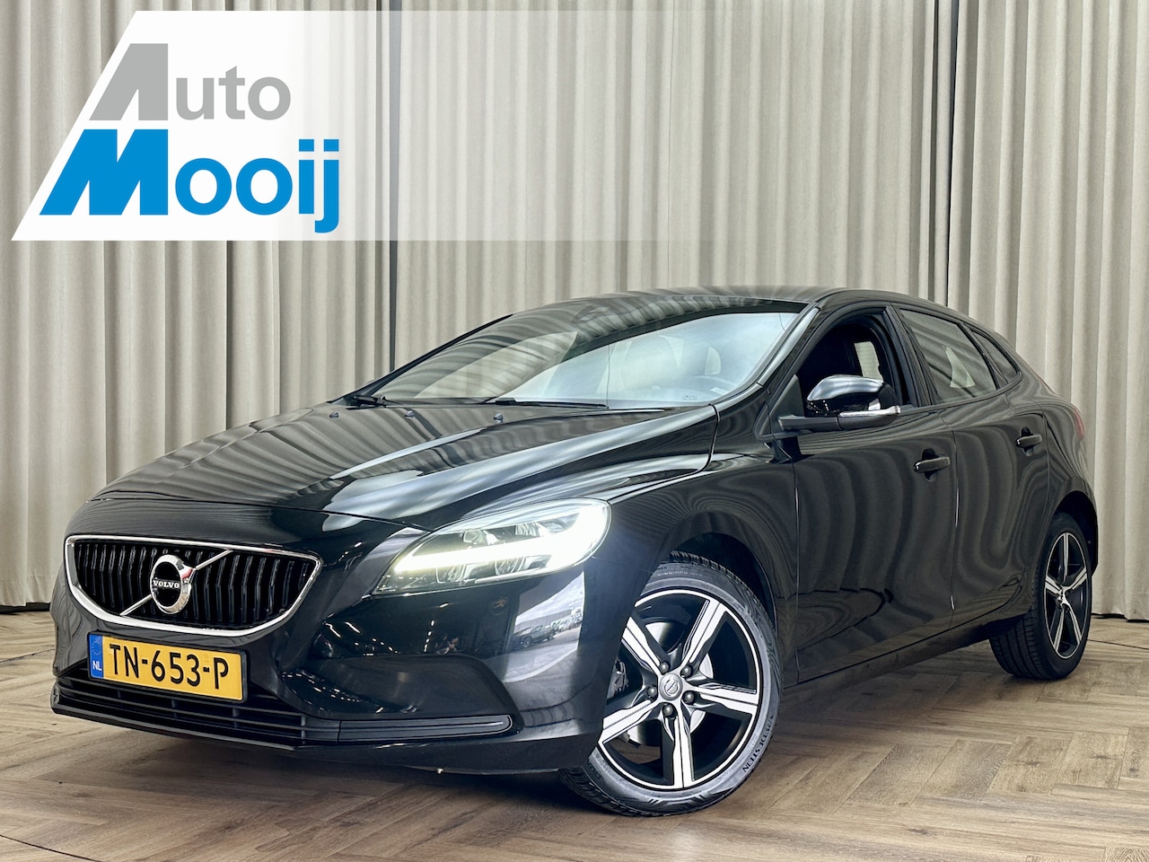 Volvo V40 - 2.0 T2 *R-Design* Facelift / 1/2 Leder / Stoelverwarming / Camera / LED / Navi / Cruise Co - AutoWereld.nl