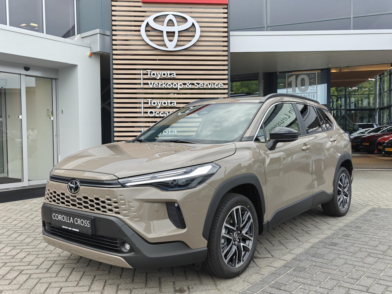 Toyota Corolla Cross - Hybrid 140 Dynamic FACELIFT BLIND-SPOT STOEL/STUURVERW DRAADLOOS-LADEN NAVI PARK-SENSOREN - AutoWereld.nl