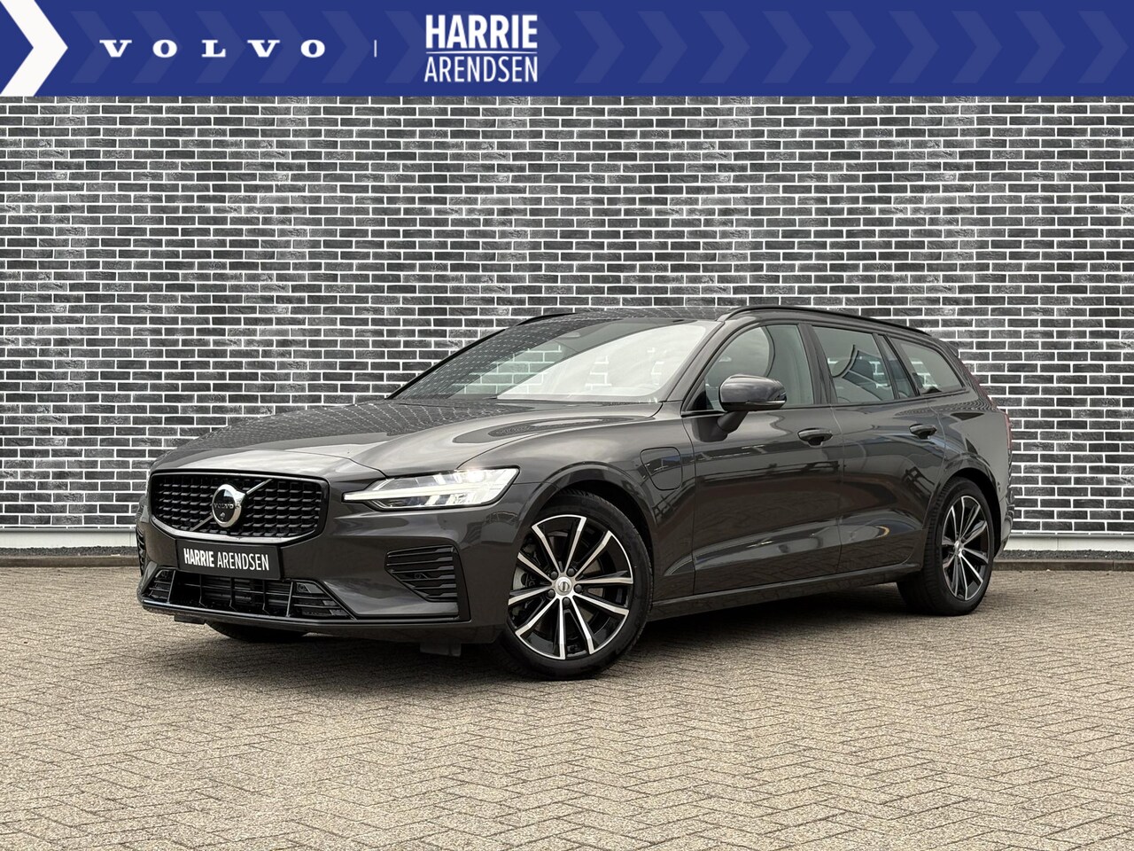 Volvo V60 - 2.0 T6 Plug-in hybrid AWD Plus Dark | Harman Kardon Audio | Trekhaak | Stoel- / Stuurverwa - AutoWereld.nl