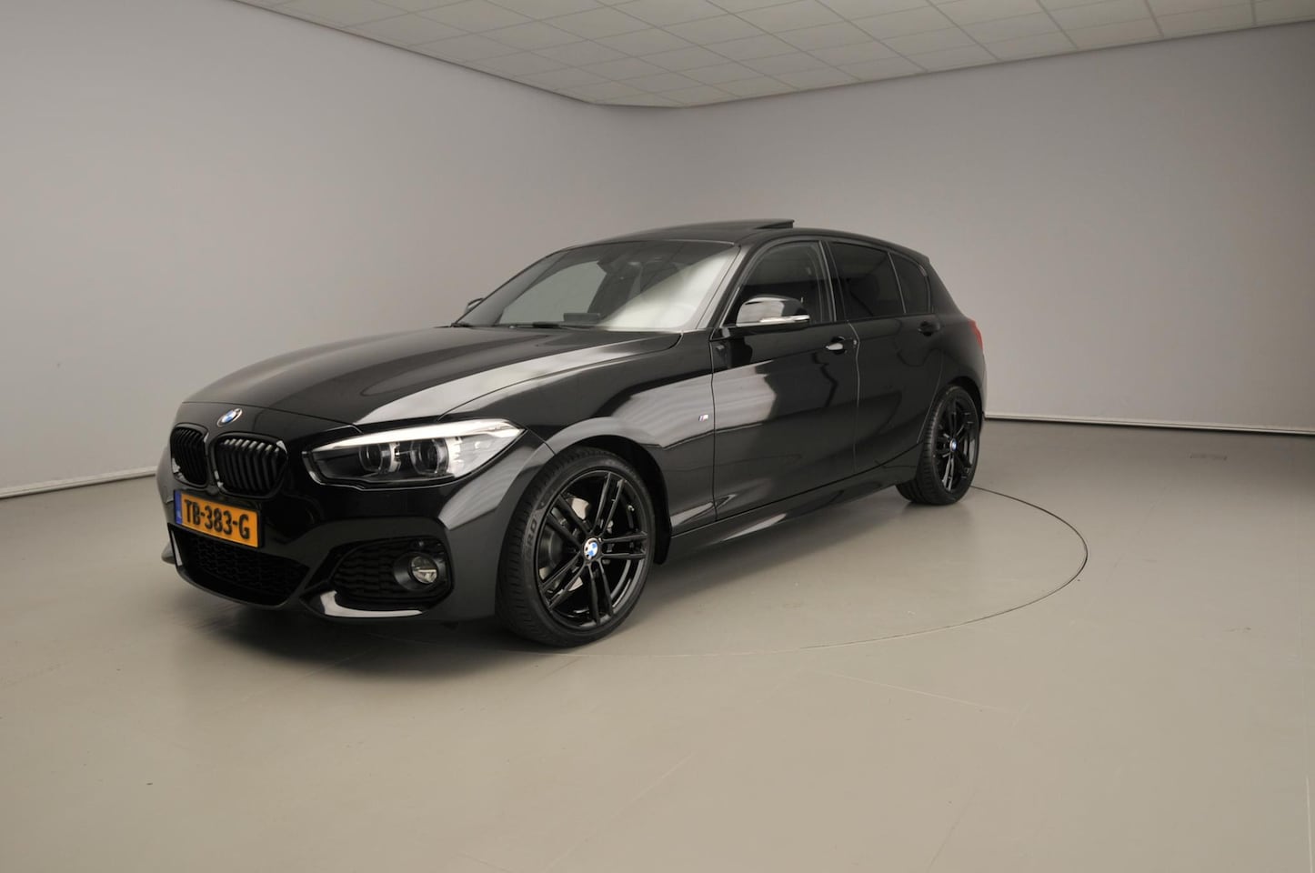 BMW 1-serie - 5-deurs 120i | M-Sportpakket | LED | Leder | Navigatie | Schuifdak | Stoelverwarming | Key - AutoWereld.nl