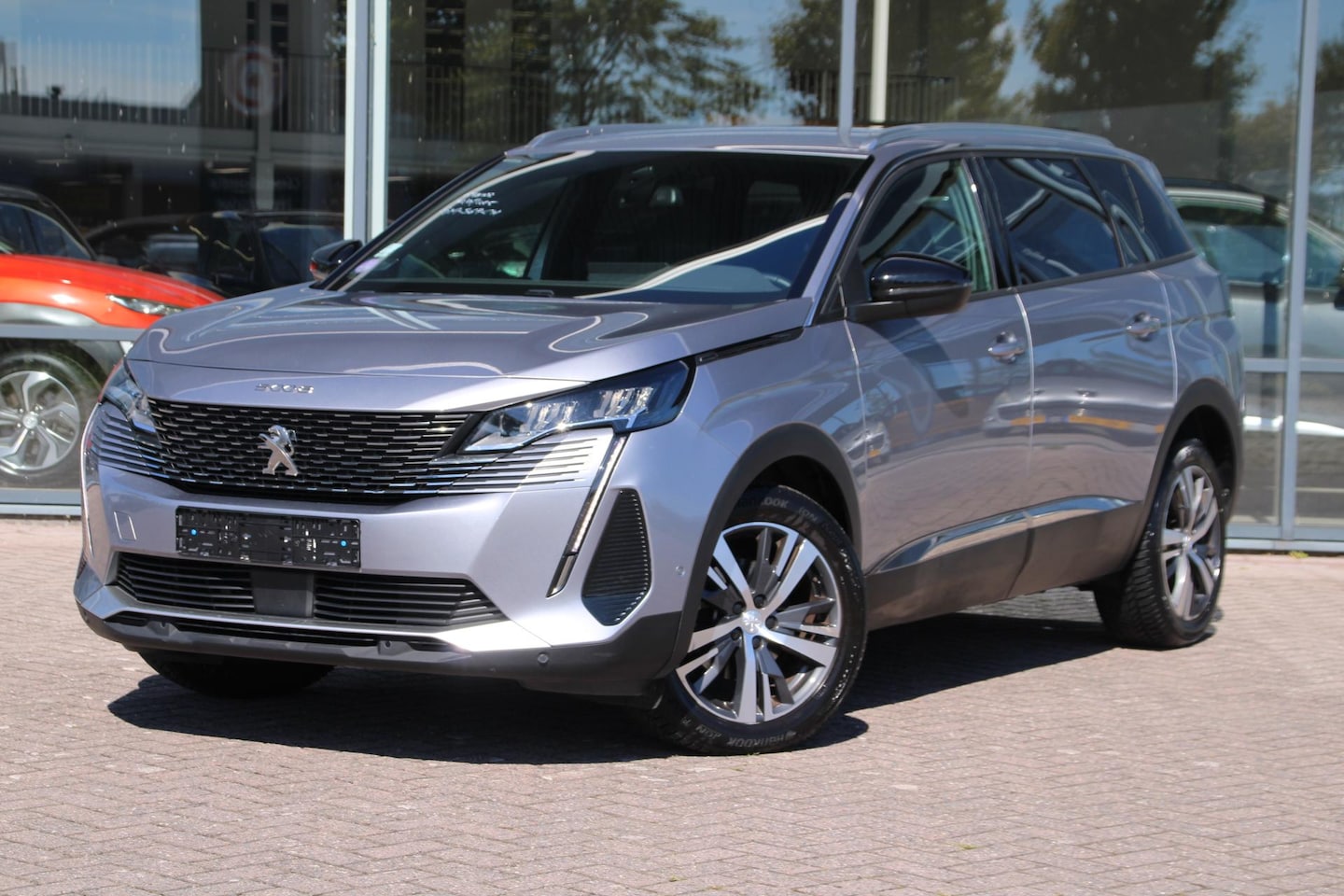 Peugeot 5008 - 1.2 PureTech Allure Pack NAVIGATIE - PARKEERHULP VOOR+ACHTER - 7 ZITPLAATSEN - AutoWereld.nl